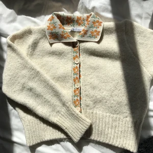 Zara kofta  - Säljer min superfina zara kofta p.g.a använder ej längre. Har väldigt fina detaljer, ser även lite 70-tals inspirerad ut. Skriv privat för fler bilder, priset går att diskutera.                                                                     Frakt ingår ej i priset🤍