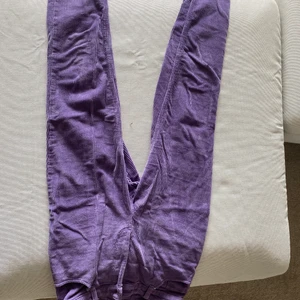 manscheter byxor - Lila Manchester byxor från monki 