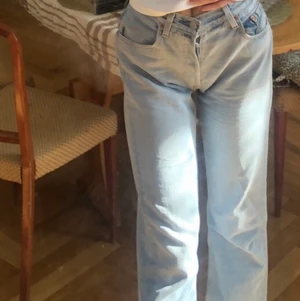 Levis 501 insydda i midjan  - Står w30 L33 men har sytt in dom ganska mycket u midjan så det blir lite avrundande i höften vilket är najs. Har även små hjärtan på rumpan. Lite slitningar vid benen. Jag är 168cm.