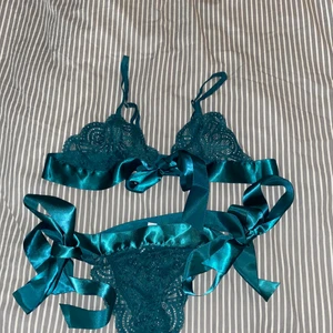 Underbart Underklädersset  - Oanvänt underklädesset! Underbar färg men passade inte mig över bysten. ⭐️ Man knyter både underdelen och överdelen så dom är mycket justerbara. 