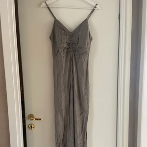 Satinklänning från Zara - Väldigt trendig och efterfrågad satinklänning från Zara (slutsåld) Säljer den då den tyvärr inte passade mig och returdatumet har passerat. Helt ny med prislapp kvar. Vid fler efterfrågningar blir det budgivning. Strl XS. Köparen står för frakten.