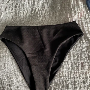 Höga bikinitrosor - Höga ^trendiga^ bikinitrosor i storlek M men ganska stora i storlek så skulle säga M-L. EJ ANVÄNDA - trosskydd sitter kvar