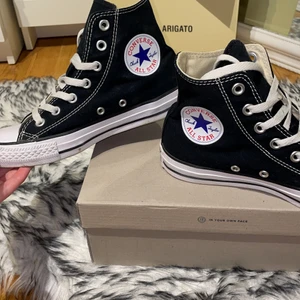 Svarta converse  - Säljer mina svarta converse, aldrig använda bara tagit ut från lådan. Storlek 37