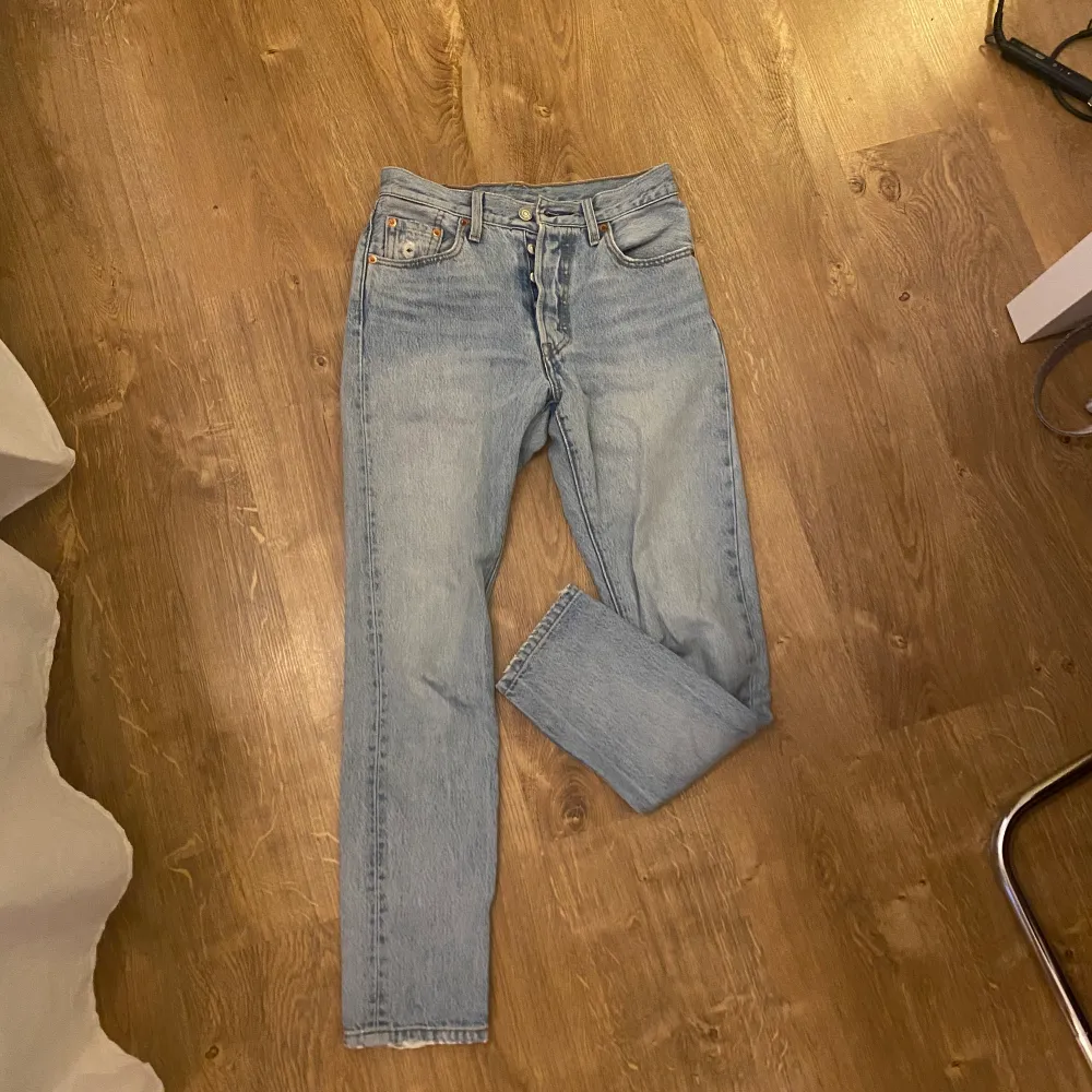 Levis 501 s i bra skick och storlek w25 l28💕. Jeans & Byxor.