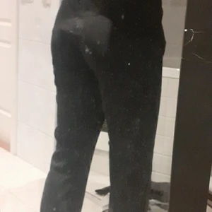 Mjukis byxor - Svarta mjukisbyxor, sitte välsigt skönt, säljs pågrund av för stora (jag e 167cm) oretvisa bilder pågrund av för stora och behövde hålla in midjan på byxorna 