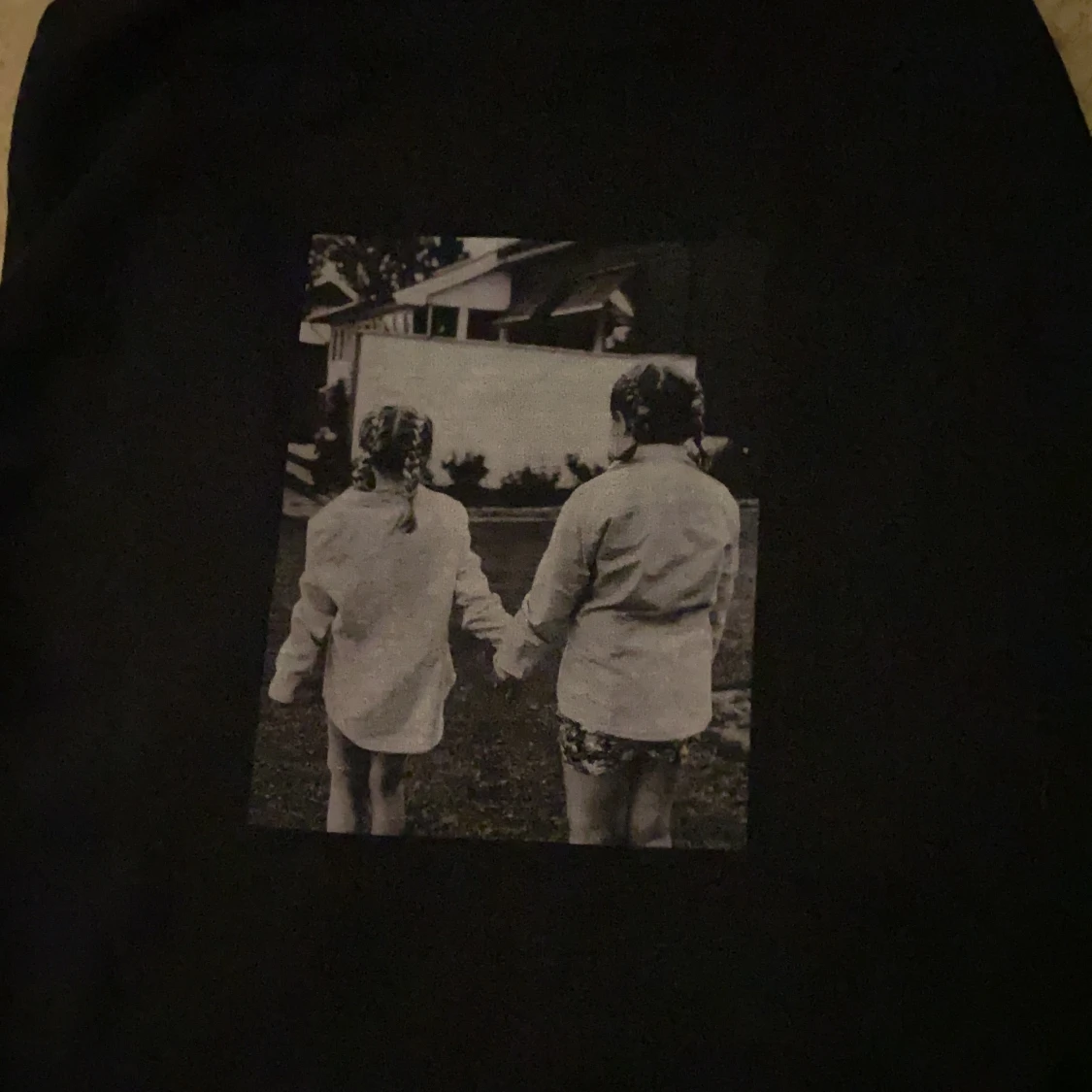 Svart huddie med tryck  - 90