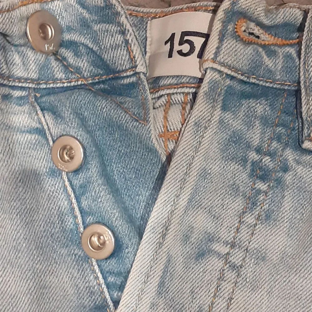 Ett par ljusblå jeans shorts  säljs pågrund av för små, stängs med 4 knappar. Jeans & Byxor.