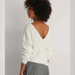 Stickad tröja - Stickad tröja med v-ringning som kan väljas att ha bak eller fram. Storlek xs men passar xs/s/m beroende på hur stor man vill ha den💕💕 Fint skick!! Säljer även en likadan i svart.