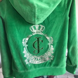 juice couture grön sweatshirt  - Målad på ena franfickan men äkta köpt ny budgivning gäller✨✨💖☮️