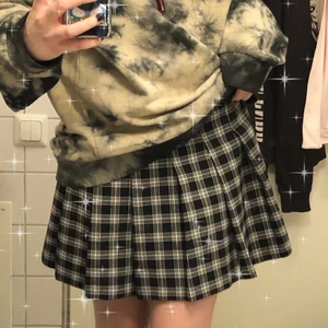 Kjol - Kjol som nästan aldrig kommit till användning för mig, fortfarande snygg dock. St 38 😜 original pris: 200kr