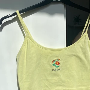 Urban outfitters topp - Gulligt linne från Urban outfitters som inte sälja längre. Bra skick! Kan mötas i Stockholm annars står köparen för frakten 💛 Nypris: 300kr