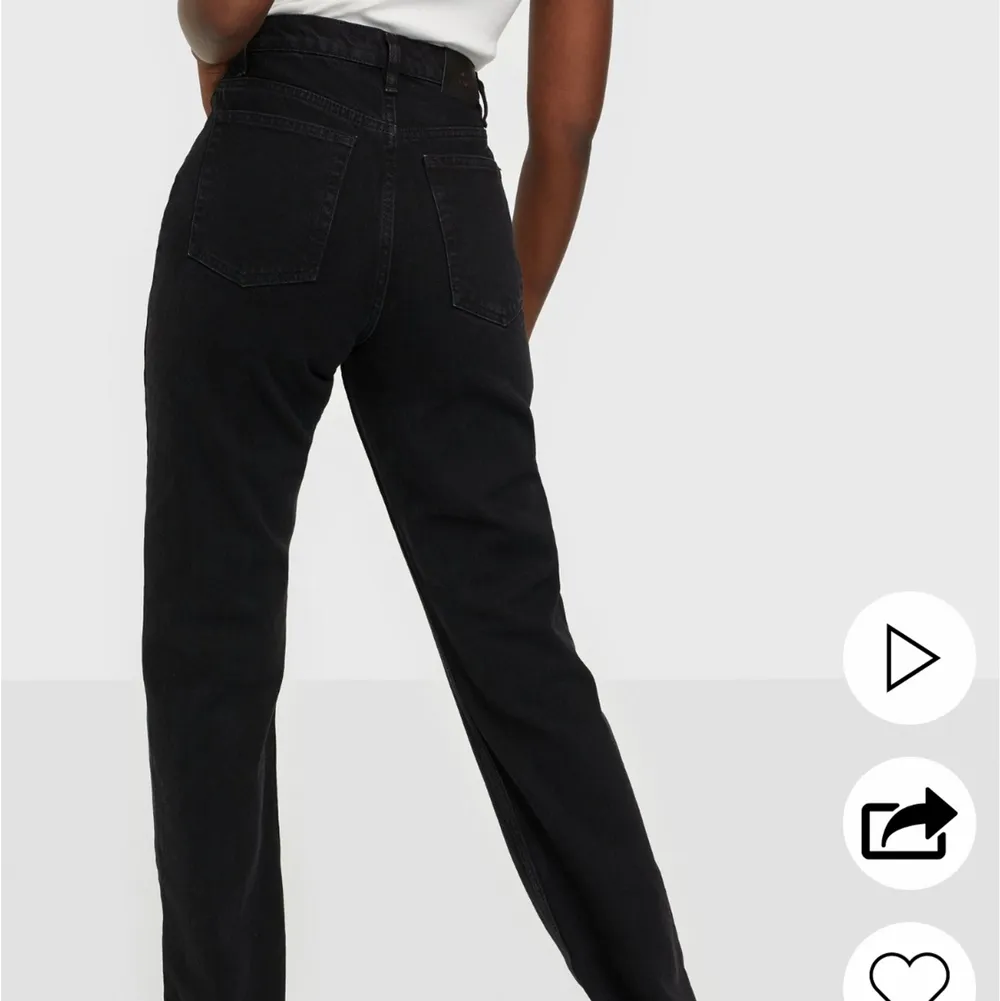Raka jeans från Nelly, för stora till mig som ni ser tyvärr❤️ storlek 38 köpta för 500 kr. Jeans & Byxor.