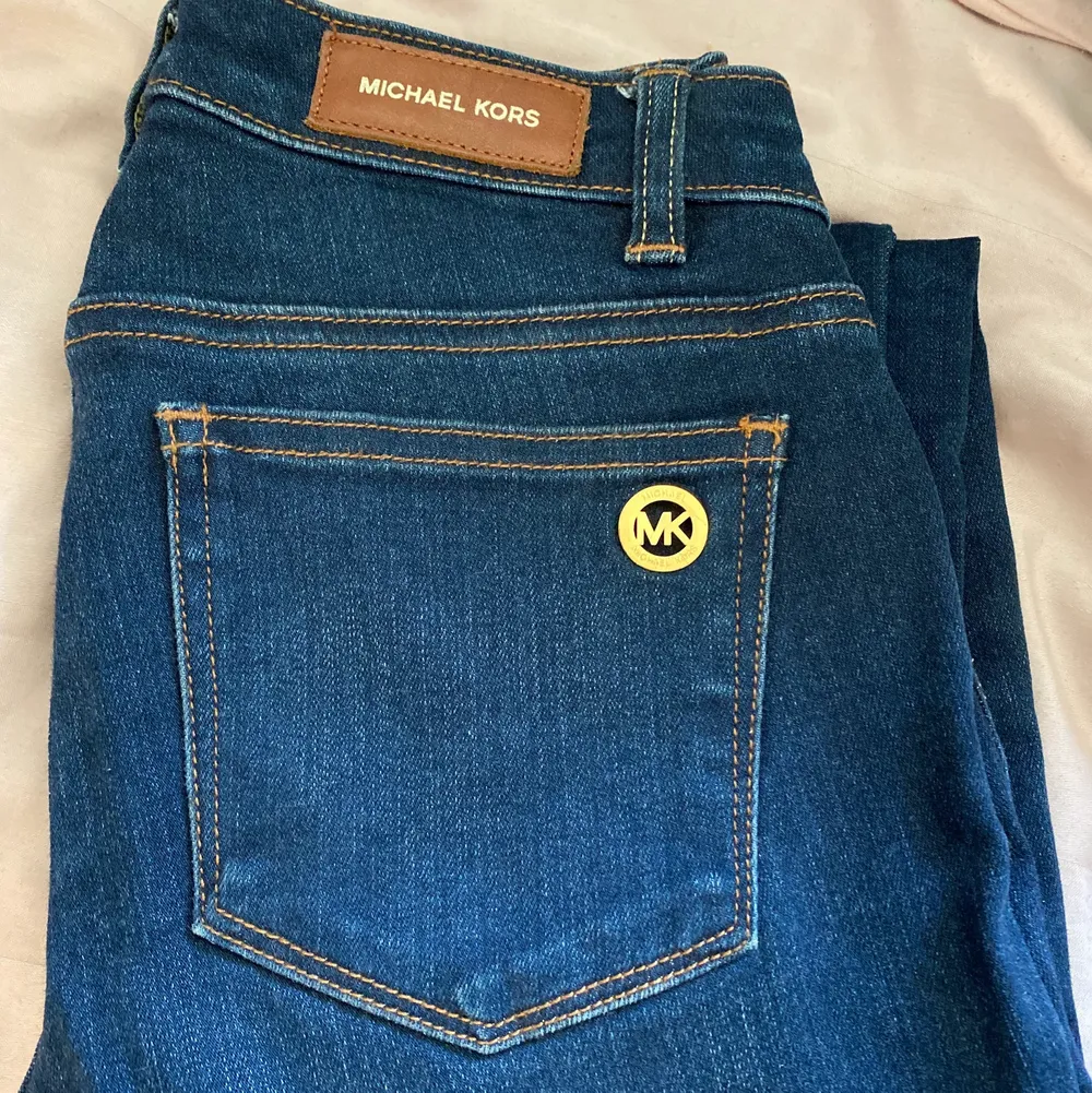 Fina jeans från Michael Kors i storlek 00/24 som motsvarar Xs-S / 34!! Köpta på Jackie för 1600kr❤️ Modellen är croppad för mig som är 173 cm lång och säljer då dessa blivit för små. Bud från 300kr privat🤩. Jeans & Byxor.