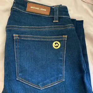 Fina jeans från Michael Kors i storlek 00/24 som motsvarar Xs-S / 34!! Köpta på Jackie för 1600kr❤️ Modellen är croppad för mig som är 173 cm lång och säljer då dessa blivit för små. Bud från 300kr privat🤩