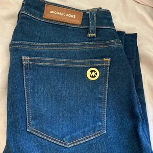 Michael Kors jeans  - Fina jeans från Michael Kors i storlek 00/24 som motsvarar Xs-S / 34!! Köpta på Jackie för 1600kr❤️ Modellen är croppad för mig som är 173 cm lång och säljer då dessa blivit för små. Bud från 300kr privat🤩