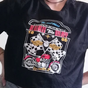 Svart mag tröja från Shein - Plagget är från shein kanske använt en eller två gånger bara. Tyget känns väldigt mjukt och är jätte skön att bara gå runt i hemma eller ute om man vill de. Plagget är skönt men absolut inte min smak så jag säljer den nu. 