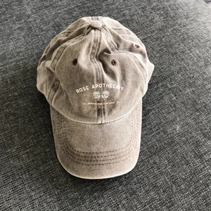 Keps - Aldrig använd, mörk tvättad färg på kepsen