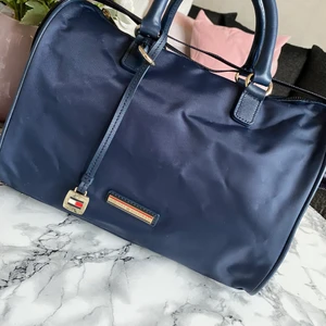 Tommy Hilfiger väska  - En äkta Tommy Hilfiger väska som är köpt på Best Secret. Använd ett fåtal ggr.