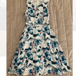 Fin klassisk klänning - Somrig klänning i blommönster 💐 diskret dragkedja! Går att styla bysten lite efter tycke, antingen V-ringad eller med en liten öppning som man kan sätta ihop med en knapp typ. Mycket mjukt tyg. Aldrig använd! Endast swish, köparen står för frakten!