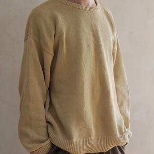 Stickad tröja - En beige stickad tröja som är jätteskön, helt felfri.