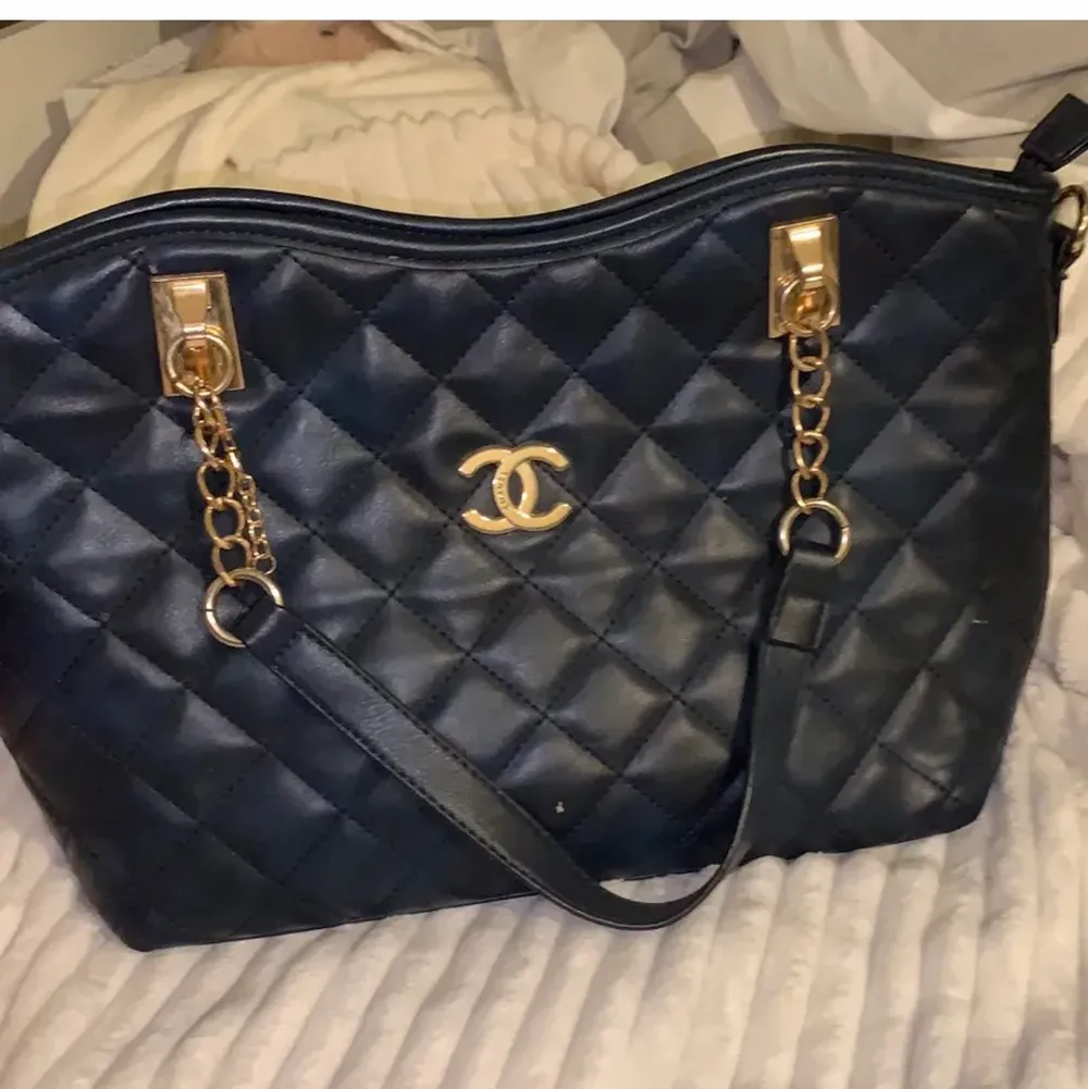 . Mörkblå fake Coco Chanel väska. Guld i insidan. Ny skick. Accessoarer.