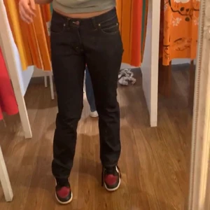 Acne low waist jeans - Straightleg acne low waist jeans, sitter jätte skönt och fint, bra skick!