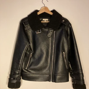 Skinnjacka  - Skinnjacka/motorcykeljacka i fejkläder från Urban Outfitters. Inköpspris ca 1500 kr. Strl M sparsamt använd. Frakt ingår!