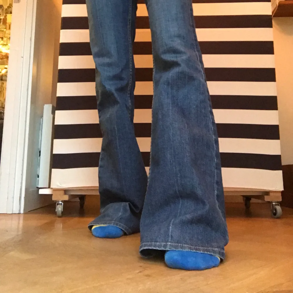 Perfekta jeans med vida, utsvängda o långa ben och mellanhög midja. Så sjukt snygga och verkligen i bra kvalitet, lite slitna längst ned på byxbenen men inget märkvärdigt. Så najs💥💕 jag är 170 & har vanligtvis 34 i jeans. Jeans & Byxor.