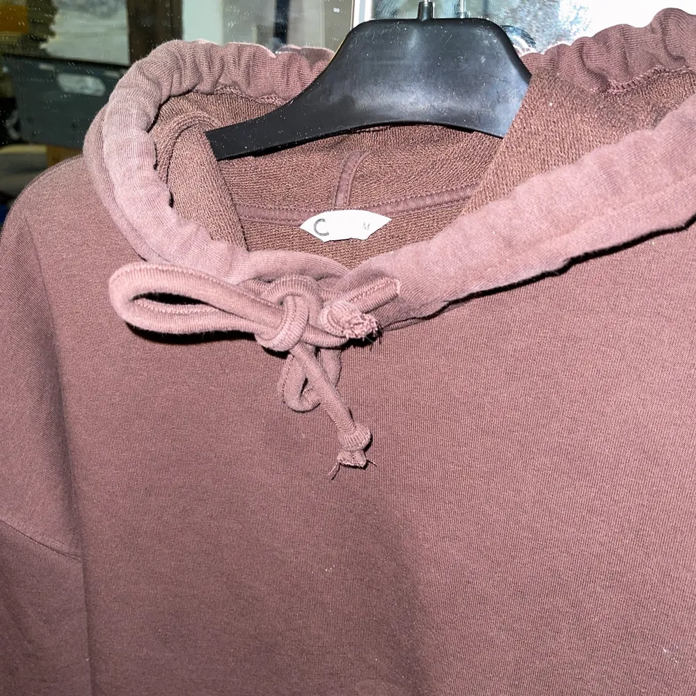 Brun hoodie från Cubus, aldrig använd🥰 köparen står för frakten✨. Neuletakit & Villapaidat.