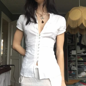 Så söt blus! - superfin och oanvänd av mig, köpt second hand! Finns några små fläckar på baksidan jag kan skicka bild. Håller in den på första bilden, bild två är hur den sitter på mig med XS puss!!