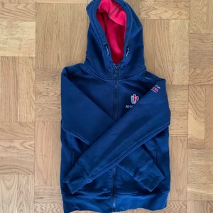 Märkeskofta - Fin marinblå märkeskofta ifrån Sail Racing. Inga defekter.                             Storlek: Medium 💙