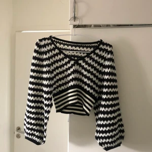 Svartrandig tröja - Svartrandig tröja från SHEIN. Storlek Medium men mer som s/xs. För liten för mig, men så snygg!!  Obs du betalar frakten!! HÖGSTA BUD 100kr