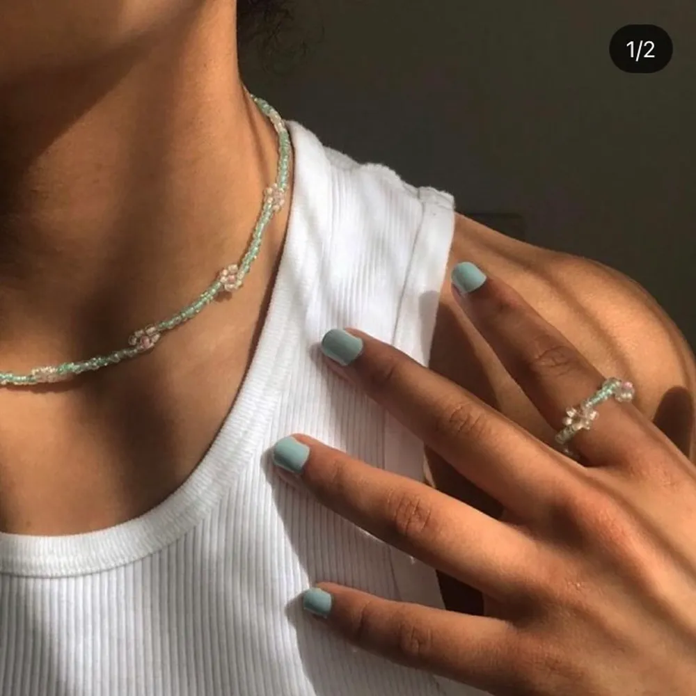 säljer en handgjord ring av glaspärlor 25kr men eftersom att det är rea tills 8 maj så är det rea på 15kr 💕 Passa på nu!! Också perfekt smycke inför sommaren med fina toppar ju 😍 Instagram @designbyliya_ ❗️❗️❗️. Accessoarer.