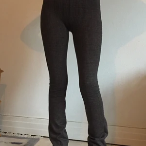Rutiga tajta byxor - Riktigt snygga rutiga byxor som är stretchiga. Säljer då de är lite för små. Har dragkedjor längst ner. Köparen står för frakt men kan mötas upp i Malmö.
