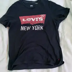 gammal levis t-shirt som inte anväds💕💕