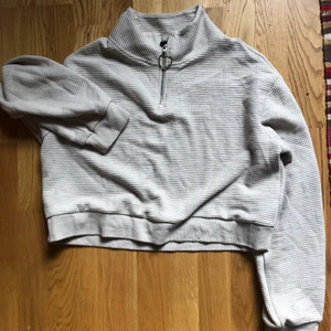 Tröja med dragkedja  - Beige halvtjock tröja med dragkedja 