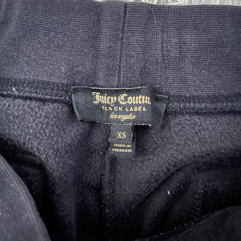 säljer mina svarta juicy couture byxor som ej kommer till användning längre, de är i storlek XS och på mig som är 157/158 när de precis till marken, de har guld detaljer på fickorna. skriv privat om du vill ha fler bilder på de💕. Jeans & Byxor.
