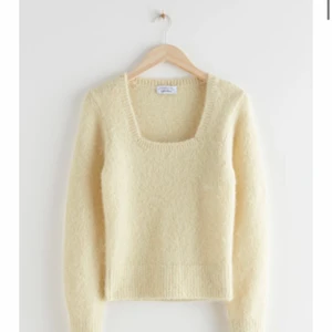 Other Stories tröja  - Gul tröja från & Other stories, säljer för att det inte passar mig (prislapp kvar). Köpt för 790