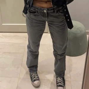 Zara gråa jeans - Säljer älsklings jeansen från zara! Säljer för att de är alldelses för stora på mig! Inga defekter, jätte bra skick❤️❤️