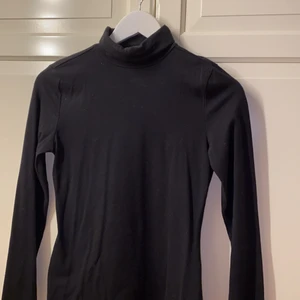 Svart polotröja - Fin polotröja i bra skick, säljer i vit med