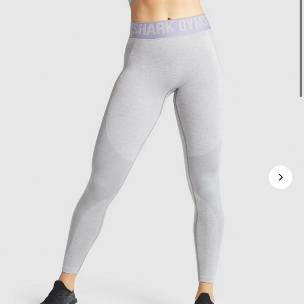 Säljer ett par flex leggings från gymshark i st XS. Skulle säga att det även passar S. Använda Max 3 gånger så dom är i nyskick. Fler bilder kan fås!   Köparen betalar frakten. Jeans & Byxor.