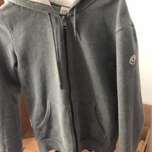 Moncler zip up tröja - Gammal model storlek S men känns tight 