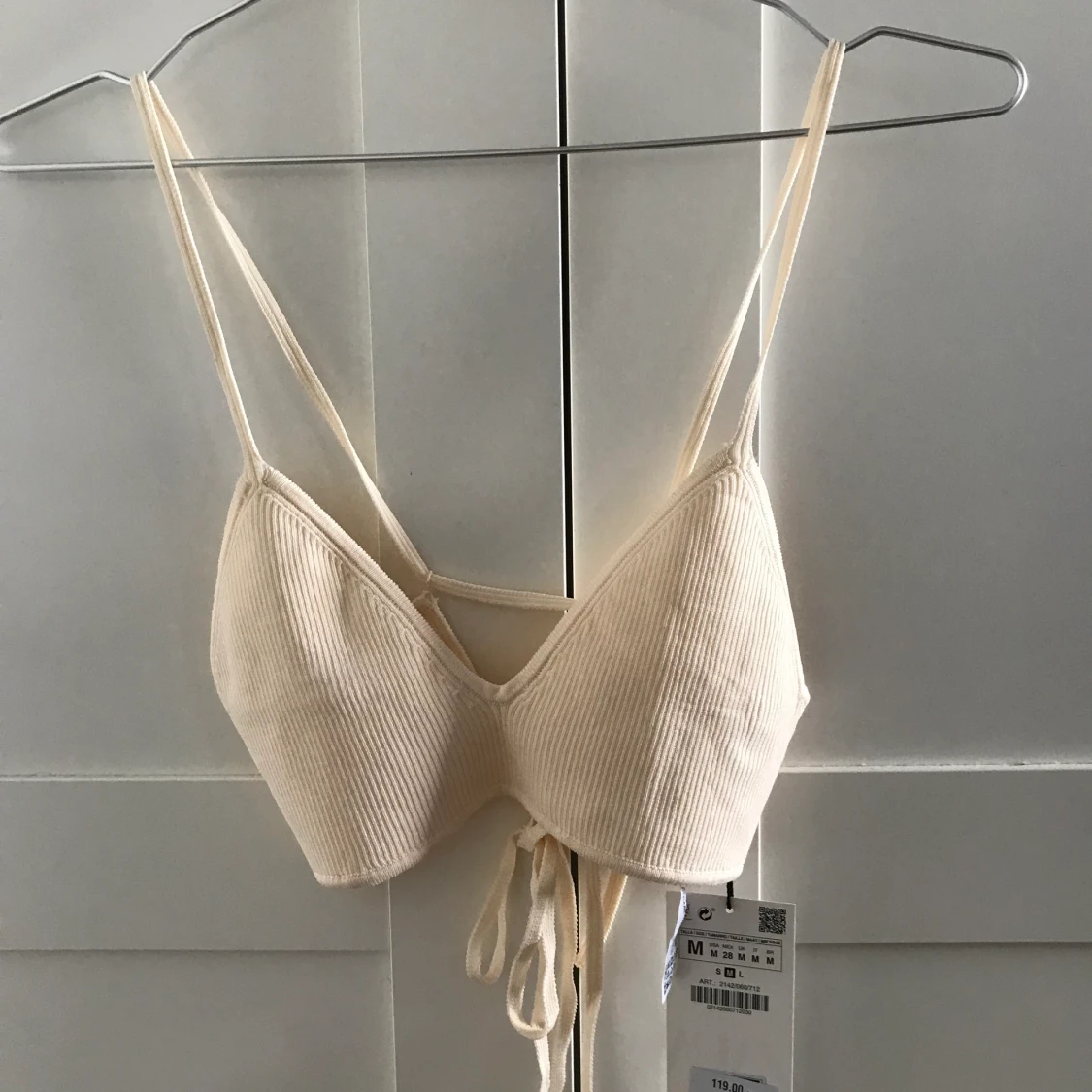 Stickad topp med axelband