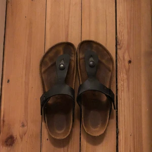 Birkenstock - A pair of black Birkenstock gizeh in good condition. Size 36 :)