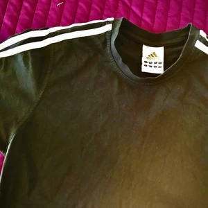 Adidas T-shirt  - Vanlig svart vit adidas T-shirt killmodell. Superskön