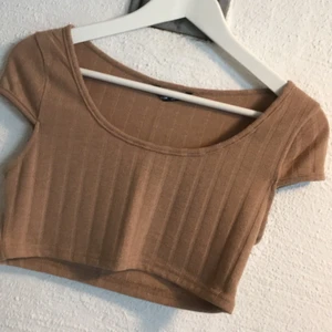 Croppad T-shirt  - Helt oanvänd, köptes för bara nån vecka sen! 🥰 passar även storlek S! 