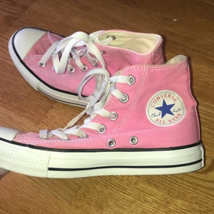 Converse skor - Rosa äkta converse i storlek 37,5. Väldigt fint skick då dom bara använts fåtal ggr under sommaren! Om du har några frågor så är det bara att höra av sig☺️ Hade tänkt mig 200+ frakt allternativt mötas i Göteborg :)