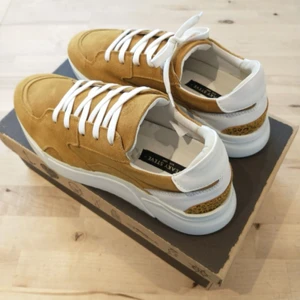 OANVÄNDA Sneakers i mocka från SNEAKY STEVE. Storlek 41 - Sneaker i mocka från SNEAKY STEVE. Helt ny och oanvänd i storlek 41 !!!!!!!!  Säljs pga köptde fel storlek och hamm aldrig byta ut de. !!!!!! Inköpspriset va på 1399kr !!!!! Skriv i kommentarsfältet vid intresse, om många är instresserade går denna upp på budgivning.    