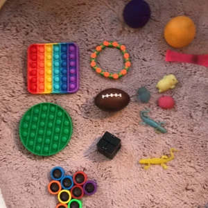 fidget toys  - Säljer mina Finder toys! skriv till mig så diskuterar vi om priset! 