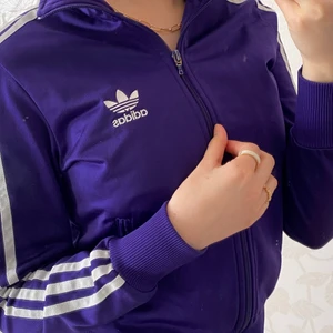 Kofta - Kofta i bra skick och i trendig färg, köparen står för frakten🤍